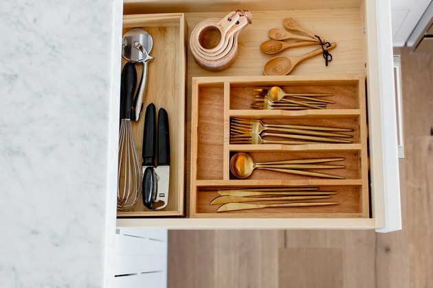 como organizar a gaveta do armário da cozinha com bandeja de bambu e talheres de ouro