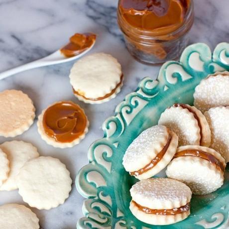 Muy Bueno Cooking Alfajores no prato azul com molho de doce de leite