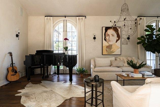 idéias de sala branca com sofá branco e piano preto