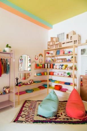 Negozio per bambini inclusivo di LGBTQ Un angolo colorato a Little Peach Fuzz