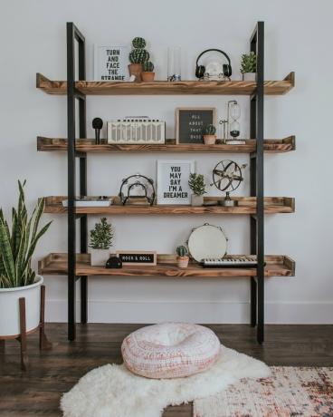 estante industrial diy com detalhe da escada preta