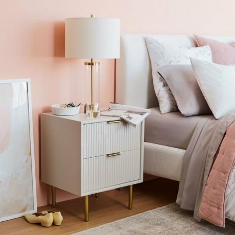 Tendências de decoração de outono com criado-mudo cinza com pregas no quarto rosa