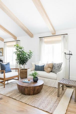 quinta costeira branca sala de estar com mesa de madeira