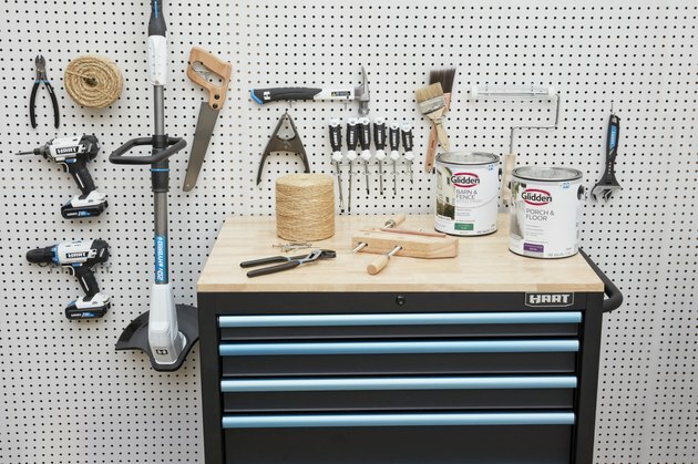 HART-tools georganiseerd op een pegboard