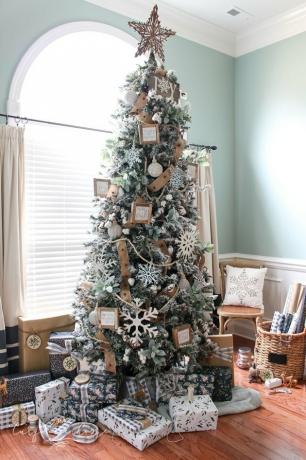 Albero di Natale rustico con ornamenti in legno fai da te e fiocchi di neve