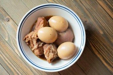 Cozinhando com Lane Thit Kho (carne de porco vietnamita caramelizada, refogada com ovos)