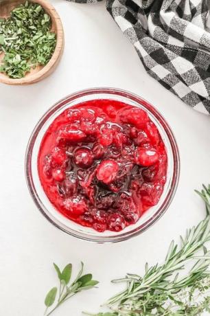 Molho de cranberry em uma tigela sobre um fundo branco