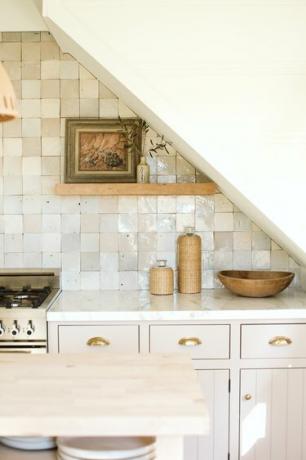 beige kaakeloitu backsplash valkoisilla keittiötasoilla