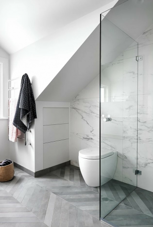 Een wandmodel toilet in een moderne witte badkamer