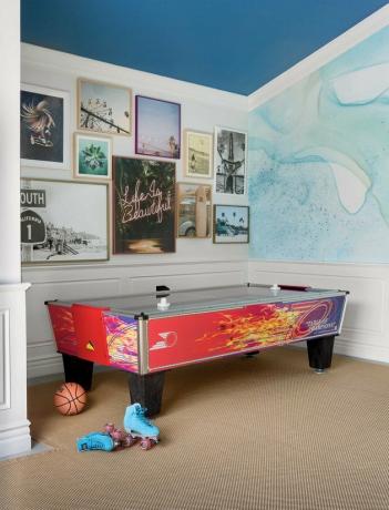 ideias para sala de jogos de garagem com air hockey e parede da galeria