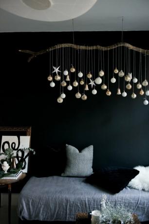 DIY vetva so závesnými zlatými a striebornými ornamentami