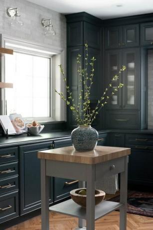 harmaa keittiövaunu klassisessa sinisessä ja harmaassa keittiössä