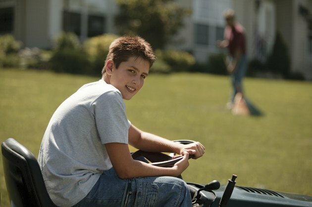 Chlapec na kosačke na trávu