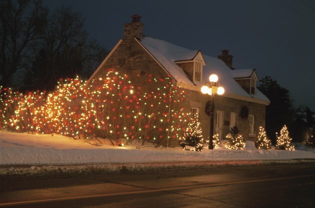 Esterno della casa con decorazioni natalizie