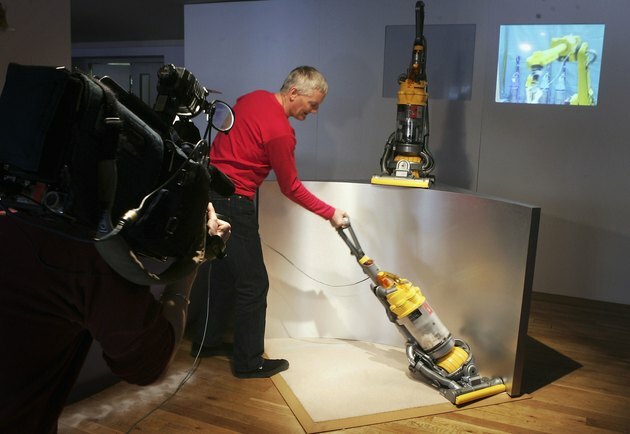 James Dyson wprowadza piłkę