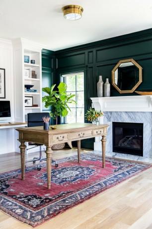 ideias de home office masculinas com paredes com painéis verdes