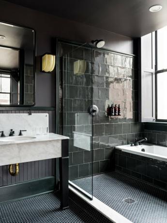 chuveiro em azulejo preto contemporâneo com banheira