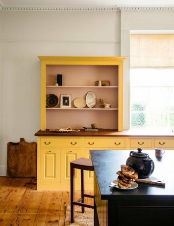 cozinha amarela com armários de painel elevado