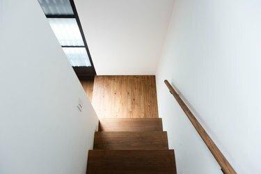 casa scării prezintă pereți albi curați și podele calde din lemn