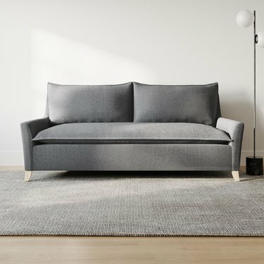sofá gris con costuras