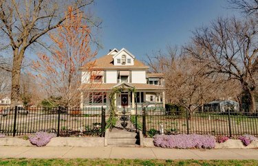 Casa con cancello e alberi a Springfield, Missouri.