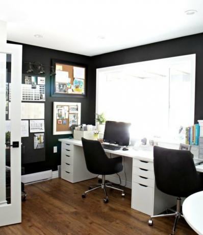 ideias de home office masculinas com tinta preta e acabamento branco