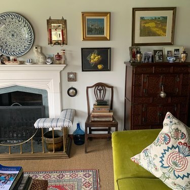 salon z wystrojem w stylu rustykalnym i kanapą w kolorze chartreuse