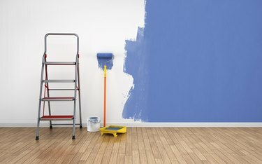 Peindre les murs d'une pièce vide