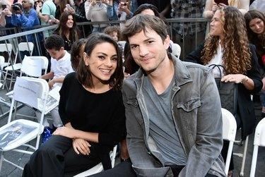 Ashton Kutcher e Mila Kunis a Zoe Saldana Star durante la cerimonia della Walk of Fame