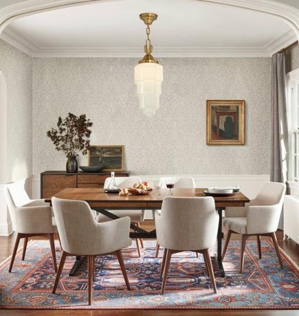 Art deco verlichting in eetkamer met moderne tafel en stoelen