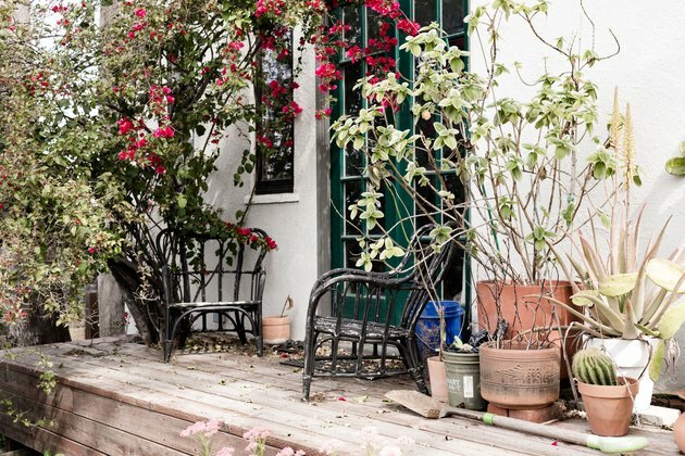 mobili da giardino e idee di arredamento da esterno con sedie in rattan e piante in vaso