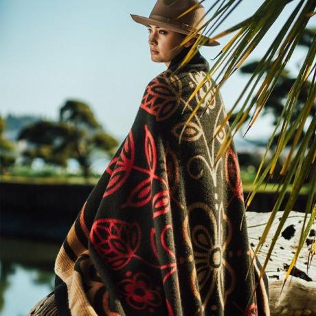 “Renewal” Wool Blanket por Sarah Agaton Howes,