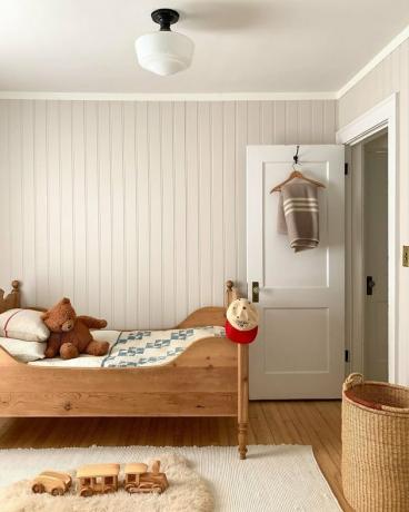 Minimalistische kinderslaapkamer met houten bed en vintage inrichting