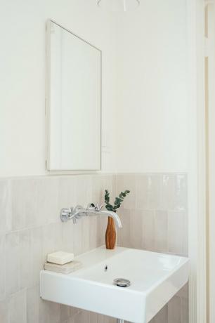 baie, robinet argintiu, perete alb, chiuvetă verticală roz, oglindă dreptunghiulară