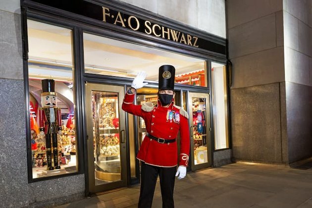 FAO „Schwarz“ vitrina ir žaislų kareivių vadovas