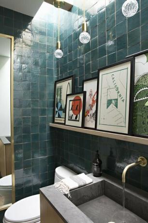 sinivihreä kaakeloitu kylpyhuone