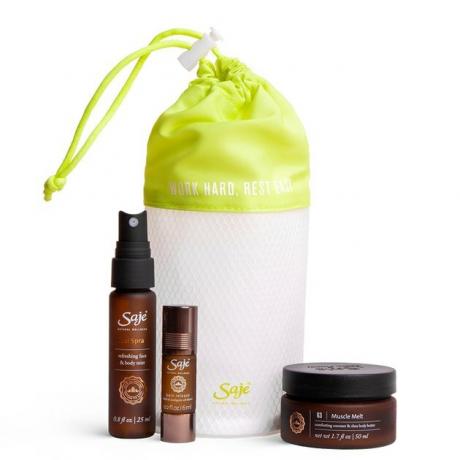 Saco de cordão branco com top verde limão e produtos de beleza