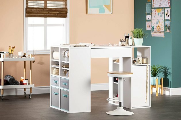 Mesa para artesanato com armazenamento com cestos