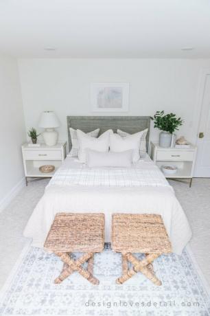 Idéia moderna de cama costeira com roupa de cama e bancos de ervas marinhas
