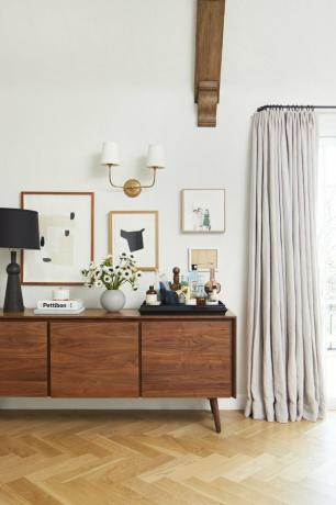 woonkamer bar idee met bar dienblad bovenop credenza