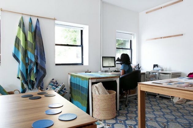 escritório com detalhes em azul e móveis de madeira