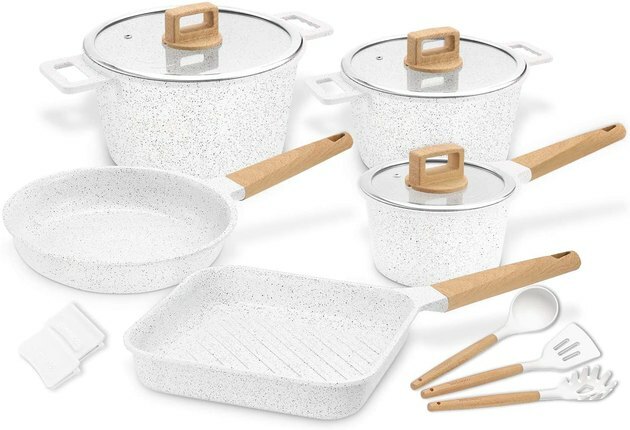potes e panelas de cerâmica branca servidos por cozinheiro