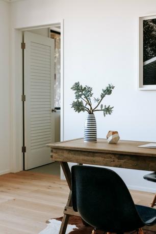 Portas de home office com porta de veneziana em home office por Acme Real Estate