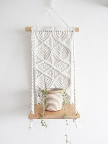 „Macrame“ pakabinama lentyna su medine lentyna