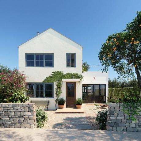 exterior de casa branca com porta de madeira e guarnição da janela de batente azul
