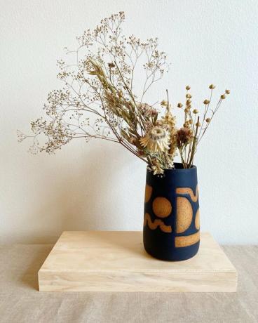 Vaso de cerâmica contemporânea preta com formas em marrom