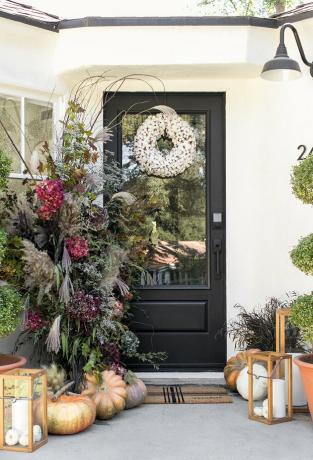 decoração de varanda de outono com flores e guirlanda de algodão