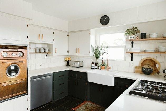 bucătărie cu dulap negru, raft deschis, blat alb