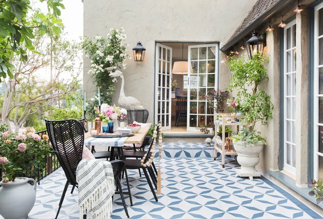 beige traditionele stucwerk huizen en achterterras met blauwe vloertegel