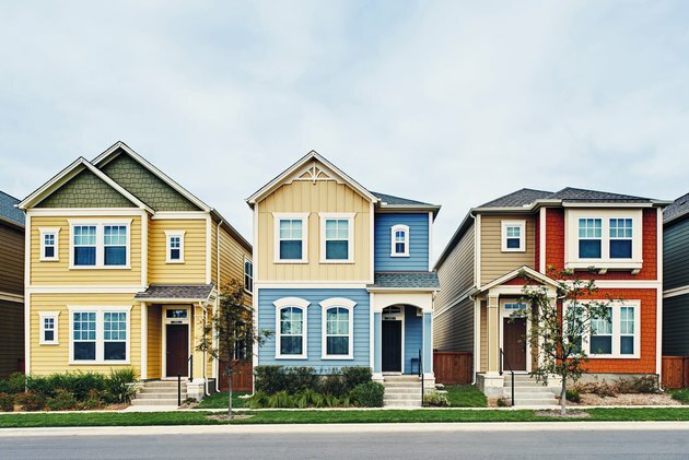Três pequenas casas enfileiradas